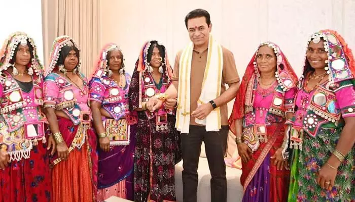 కేటీఆర్కు రాఖీ కట్టి కన్నీరు పెట్టుకున్న మహిళలు.. అసలు ఏం జరిగిందంటే? కేటీఆర్కు రాఖీ కట్టి కన్నీరు పెట్టుకున్న మహిళలు.. అసలు ఏం జరిగిందంటే?