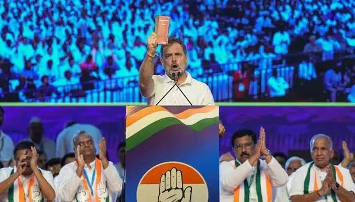 క్షమాపణ చెప్పండి లేదా సంతకం చేయండి: రాహుల్ గాంధీకి ఈసీ హెచ్చరిక క్షమాపణ చెప్పండి లేదా సంతకం చేయండి: రాహుల్ గాంధీకి ఈసీ హెచ్చరిక