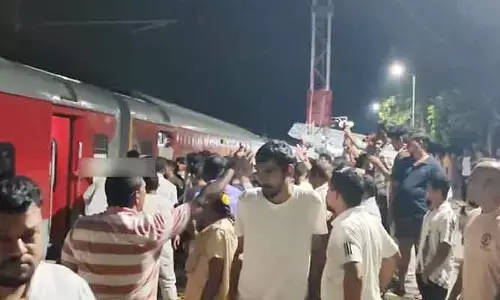 రైలులో కత్తితో వ్యక్తి హల్‌చల్.. హడలిపోయిన ప్రయాణికులు