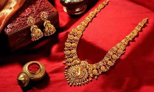 Today Gold Rates: వరలక్ష్మి వ్రతం రోజు మహిళకు బిగ్ షాక్ ఇచ్చిన బంగారం ధరలు.. తులం ఎంతుందంటే..?
