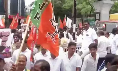 దిల్‌కుషా గెస్ట్‌హౌస్ వద్ద ఉద్రిక్తత.. ప్లకార్డులతో BJP కార్యకర్తల నిరసన