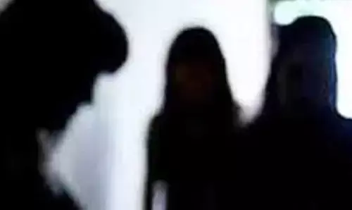 ఆన్ లైన్​లో అమ్మాయిల ఫొటోలు పంపి..