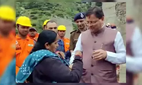 చీరకొంగు చించి సీఎంకు రాఖీ కట్టిన మహిళ