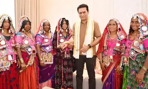 కేటీఆర్‌కు రాఖీ కట్టి కన్నీరు పెట్టుకున్న మహిళలు.. అసలు ఏం జరిగిందంటే?