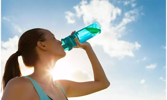 Dehydration :నీరు తాగకపోతే మెదడుకు ముప్పు.. చిన్నపాటి డీహైడ్రేషన్ కూడా ప్రాణాంతకం కావచ్చు..! Dehydration :నీరు తాగకపోతే మెదడుకు ముప్పు.. చిన్నపాటి డీహైడ్రేషన్ కూడా ప్రాణాంతకం కావచ్చు..!