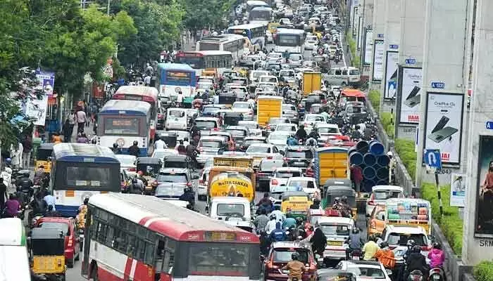 HYD Traffic : కి.మీ ప్రయాణానికి అరగంటపైనే.. పండగపూట సిటీలో భారీగా ట్రాఫిక్ జామ్ HYD Traffic : కి.మీ ప్రయాణానికి అరగంటపైనే.. పండగపూట సిటీలో భారీగా ట్రాఫిక్ జామ్
