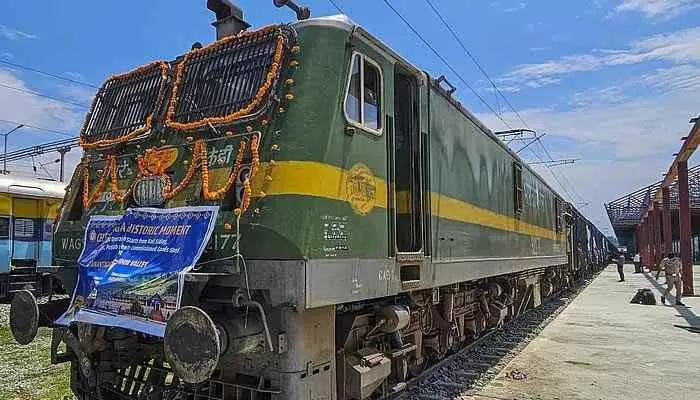 Goods train: అనంతనాగ్కు తొలి గూడ్స్ రైలు.. కశ్మీర్ చరిత్రలోనే తొలిసారి Goods train: అనంతనాగ్కు తొలి గూడ్స్ రైలు.. కశ్మీర్ చరిత్రలోనే తొలిసారి