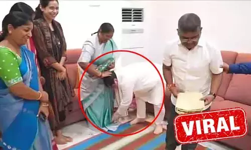 ‘నన్ను ఆశీర్వదించమ్మా’..! సీతక్క కాళ్లు మొక్కిన మంత్రి పొన్నం ప్రభాకర్