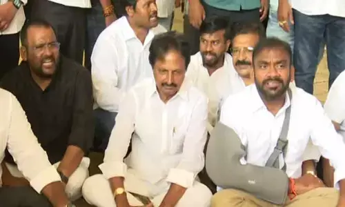 వైసీపీ నేతల ఆందోళన .. ఈసీ ఆఫీస్ ఎదుట ఉద్రిక్తత