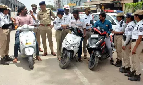 Road Safety Raksha Bandhan: రాఖీతో రోడ్డు భద్రతా సందేశం.. రాచకొండ పోలీసుల వినూత్న రక్షాబంధన్