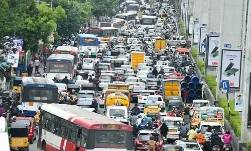 HYD Traffic : కి.మీ ప్రయాణానికి అరగంటపైనే.. పండగపూట సిటీలో భారీగా ట్రాఫిక్ జామ్