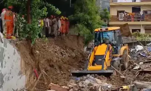 భారీ వర్షాలకు కూలిన గోడ.. ఏడుగురు మృతి