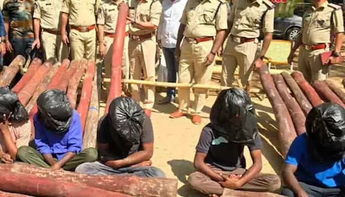 మోస్ట్ వాంటెడ్ స్మగ్లర్లు అరెస్ట్.. రూ. కోటి విలువైన సొత్తు స్వాధీనం మోస్ట్ వాంటెడ్ స్మగ్లర్లు అరెస్ట్.. రూ. కోటి విలువైన సొత్తు స్వాధీనం