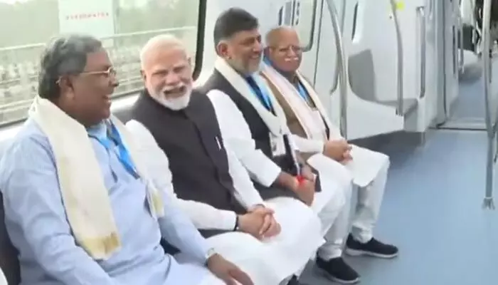 కాంగ్రెస్ నేతలతో కలిసి మెట్రోలో ప్రయాణించిన మోడీ..నవ్వులే నవ్వులు కాంగ్రెస్ నేతలతో కలిసి మెట్రోలో ప్రయాణించిన మోడీ..నవ్వులే నవ్వులు