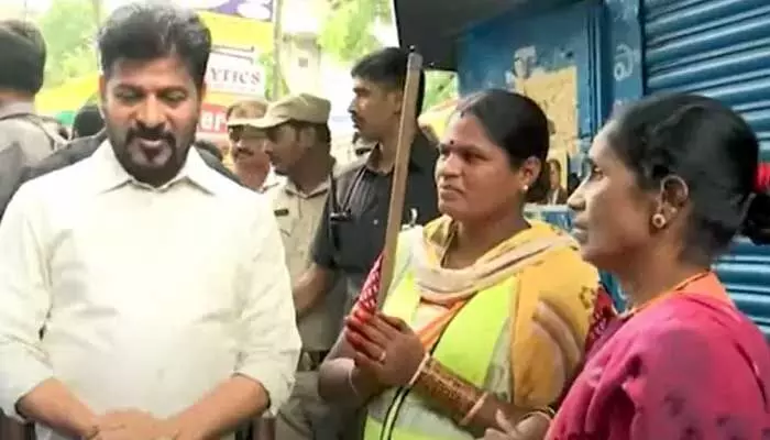 హైదరాబాద్లో సీఎం రేవంత్ రెడ్డి ఆకస్మిక పర్యటన.. అధికారులపై ఆగ్రహం హైదరాబాద్లో సీఎం రేవంత్ రెడ్డి ఆకస్మిక పర్యటన.. అధికారులపై ఆగ్రహం