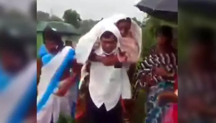 కుబేర సీన్ రిపీటెడ్... నిండు గర్భిణీని భుజాలపై మోసుకు వెళ్ళిన కుటుంబ సభ్యులు కుబేర సీన్ రిపీటెడ్... నిండు గర్భిణీని భుజాలపై మోసుకు వెళ్ళిన కుటుంబ సభ్యులు