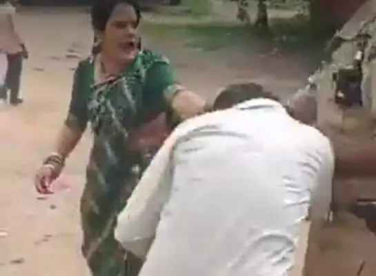 పోలీసుల ముందే.. భర్తను చితగ్గొట్టిన భార్య.. (వీడియో) పోలీసుల ముందే.. భర్తను చితగ్గొట్టిన భార్య.. (వీడియో)