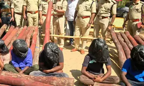 మోస్ట్ వాంటెడ్ స్మగ్లర్లు అరెస్ట్.. రూ. కోటి విలువైన సొత్తు స్వాధీనం