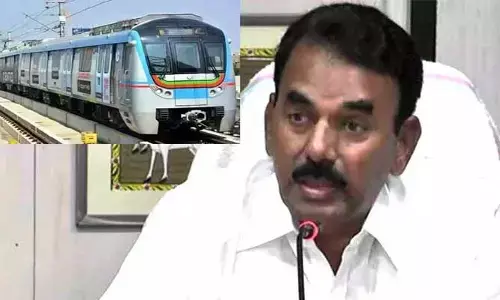 నగరంలో భారీ వర్షం.. ట్రాఫిక్ దెబ్బకు మెట్రో బాట పట్టిన మంత్రి, ఎమ్మెల్సీ