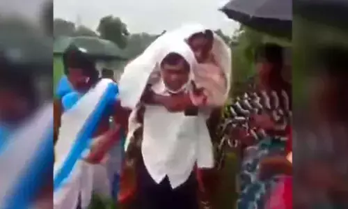 కుబేర సీన్ రిపీటెడ్... నిండు గర్భిణీని భుజాలపై మోసుకు వెళ్ళిన కుటుంబ సభ్యులు