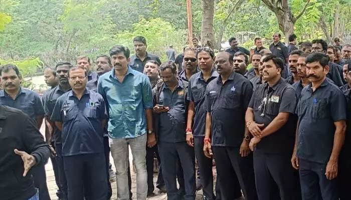 Hydra: హైడ్రా సేవలకు అంతరాయం.. విధులు బహిష్కరించిన మార్షల్స్ Hydra: హైడ్రా సేవలకు అంతరాయం.. విధులు బహిష్కరించిన మార్షల్స్