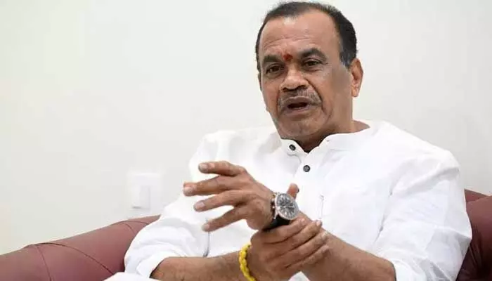 Komatireddy: సినిమా షూటింగ్స్ బంద్ చేయడం కరెక్ట్ కాదు Komatireddy: సినిమా షూటింగ్స్ బంద్ చేయడం కరెక్ట్ కాదు