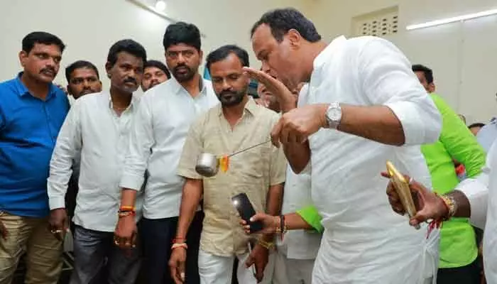 కస్తూర్బా పాఠశాలలో ఎమ్మెల్యే ఆకస్మిక తనిఖీ.. అధికారులపై ఆగ్రహం కస్తూర్బా పాఠశాలలో ఎమ్మెల్యే ఆకస్మిక తనిఖీ.. అధికారులపై ఆగ్రహం