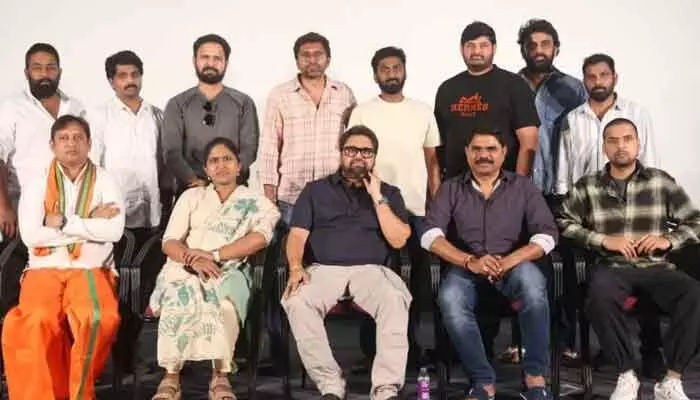 గత 3 ఏళ్లుగా వేతనాలు పెంచలేదు.. కొలిక్కిరాని సినీ కార్మికుల సమస్య గత 3 ఏళ్లుగా వేతనాలు పెంచలేదు.. కొలిక్కిరాని సినీ కార్మికుల సమస్య