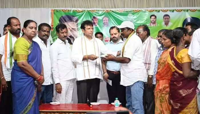 పేదవాడి ఆకలి తీర్చేందుకే రేషన్ కార్డుల పంపిణీ : మంత్రి శ్రీధర్ బాబు పేదవాడి ఆకలి తీర్చేందుకే రేషన్ కార్డుల పంపిణీ : మంత్రి శ్రీధర్ బాబు