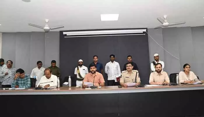 ప్రభుత్వ కార్యాలయాల్లో సౌర విద్యుత్ ఏర్పాటు చేయాలి : కలెక్టర్ వెంకటేష్ ధోత్రే ప్రభుత్వ కార్యాలయాల్లో సౌర విద్యుత్ ఏర్పాటు చేయాలి : కలెక్టర్ వెంకటేష్ ధోత్రే