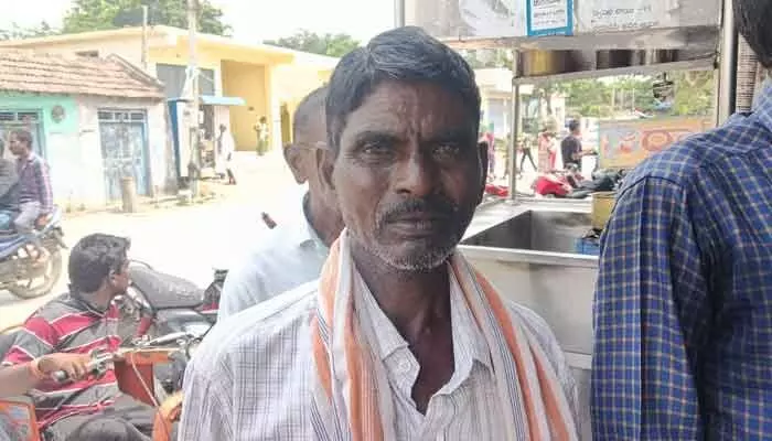 బతికి ఉండగానే నన్ను చంపేశారు.. బాధితుడి ఆవేదన బతికి ఉండగానే నన్ను చంపేశారు.. బాధితుడి ఆవేదన