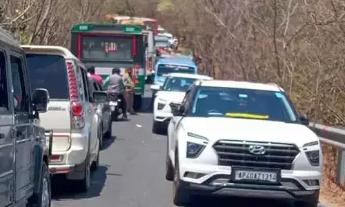 Big alert:  రెండు బస్సులు ఢీ.. శ్రీశైలం వైపు  10 కిలో మీటర్ల మేర ట్రాఫిక్ జామ్