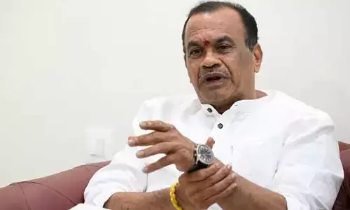 Komatireddy: సినిమా షూటింగ్స్ బంద్ చేయడం కరెక్ట్ కాదు