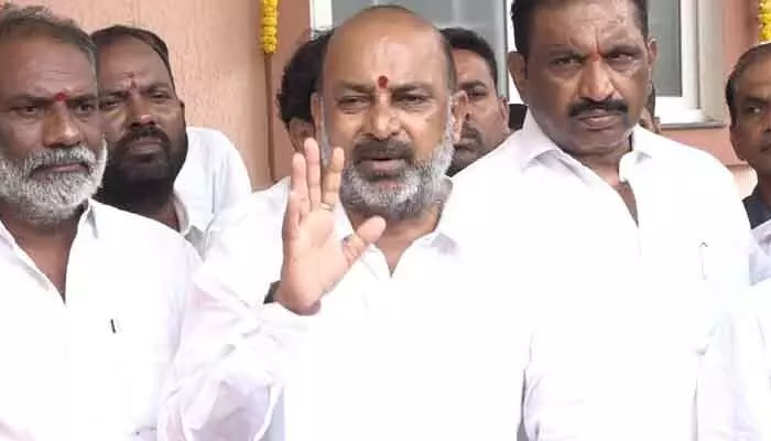 గుడిని కూల్చిన గూండాలను అరెస్ట్ చేయరేంది.. రాంచందర్ రావు హౌస్ అరెస్ట్పై బండి సంజయ్ ఫైర్ గుడిని కూల్చిన గూండాలను అరెస్ట్ చేయరేంది.. రాంచందర్ రావు హౌస్ అరెస్ట్పై బండి సంజయ్ ఫైర్