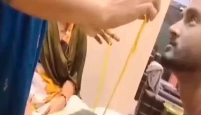 నేను బట్టలు విప్పనా.. నువ్వు విప్పుతావా.. చేతిలో తాళి పట్టుకుని ఆమె అన్న మాటలు వింటే.. నేను బట్టలు విప్పనా.. నువ్వు విప్పుతావా.. చేతిలో తాళి పట్టుకుని ఆమె అన్న మాటలు వింటే..