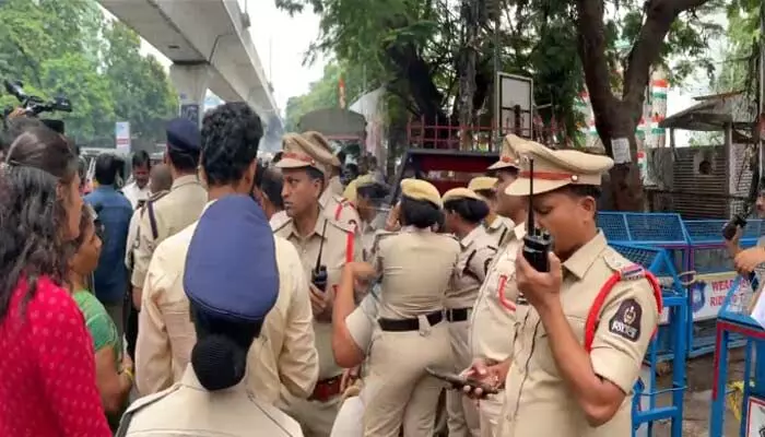 Gandhi Bhavan: గాంధీ భవన్ వద్ద హై టెన్షన్.. ముట్టడికి రాలేదు.. నిరుద్యోగులను అరెస్ట్ చేసిన పోలీసులు Gandhi Bhavan: గాంధీ భవన్ వద్ద హై టెన్షన్.. ముట్టడికి రాలేదు.. నిరుద్యోగులను అరెస్ట్ చేసిన పోలీసులు
