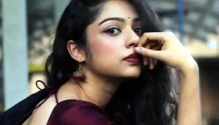 Varsha Bollamma: రాజీవ్ కనకాలను కాలుతో తన్నిన హీరోయిన్.. వైరల్గా మారిన షాకింగ్ వీడియో Varsha Bollamma: రాజీవ్ కనకాలను కాలుతో తన్నిన హీరోయిన్.. వైరల్గా మారిన షాకింగ్ వీడియో