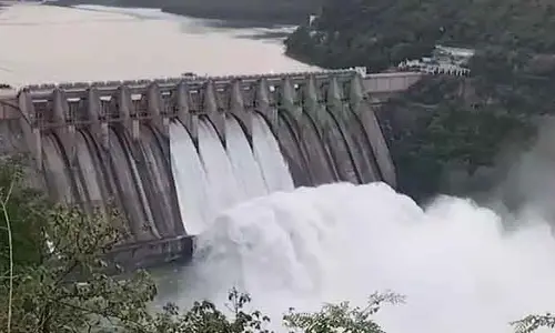 శ్రీశైలం జలాశయానికి కొనసాగుతున్న వరద.. మూడు గేట్లు ఎత్తివేత