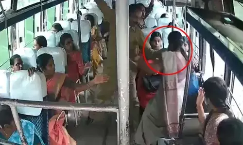 Video Viral: బస్సులో ప్రయాణం జాగ్రత్త! రోడ్డుపై జారీ పడిన వృద్ధురాలు మృతి.. వీడియో వైరల్