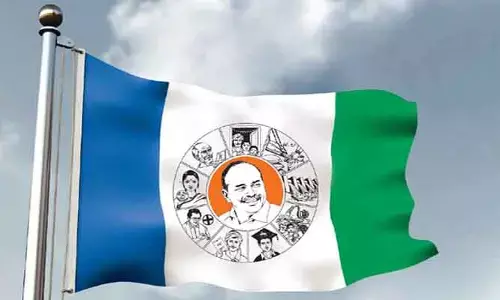 పులివెందుల బైపోల్ ఎఫెక్ట్.. స్టేట్ ఎలక్షన్ కమిషన్ ఆఫీసు ఎదుట YCP నేతల ఆందోళన