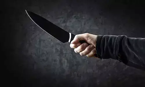 నడిరోడ్డుపై కత్తి పట్టుకొని సైకో వీరంగం