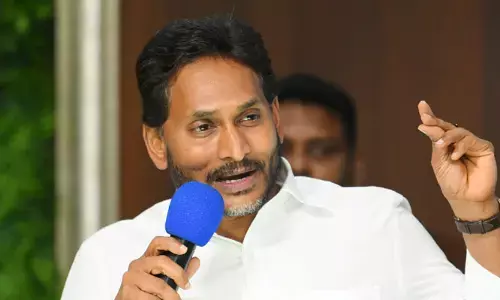 నెట్‌వర్క్‌ను మొత్తం చేతుల్లోకి తీసుకున్నారు.. మాజీ సీఎం జగన్ కీలక వ్యాఖ్యలు