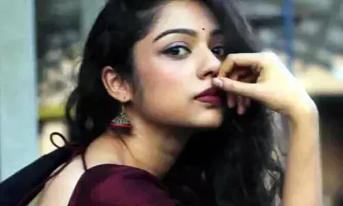 Varsha Bollamma: రాజీవ్ కనకాలను కాలుతో తన్నిన హీరోయిన్.. వైరల్‌గా మారిన షాకింగ్ వీడియో