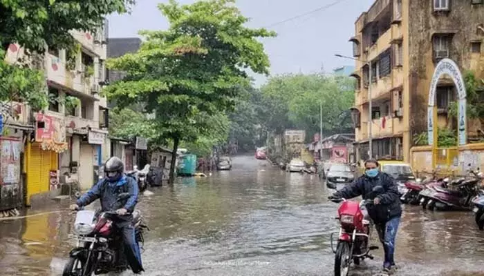 Breaking: విజయవాడలో భారీ వర్షాలకు ముగ్గురు మృతి Breaking: విజయవాడలో భారీ వర్షాలకు ముగ్గురు మృతి