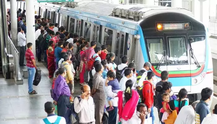 Metro: హైదరాబాద్ లో మరోసారి భారీ వర్షం.. మెట్రోకు ఫుల్ డిమాండ్ Metro: హైదరాబాద్ లో మరోసారి భారీ వర్షం.. మెట్రోకు ఫుల్ డిమాండ్