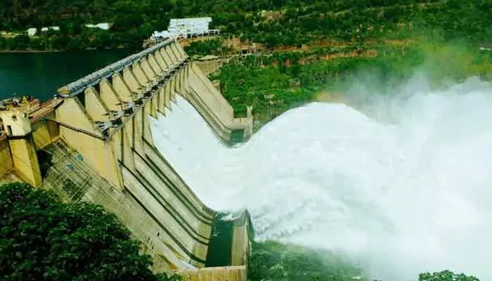 శ్రీశైలానికి భారీగా వరద నీరు.. అధికారుల కీలక నిర్ణయం శ్రీశైలానికి భారీగా వరద నీరు.. అధికారుల కీలక నిర్ణయం