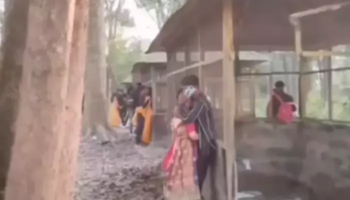 పార్క్ మొత్తం లవర్స్..పొదల చాటున రొమాన్స్ చేస్తూ !