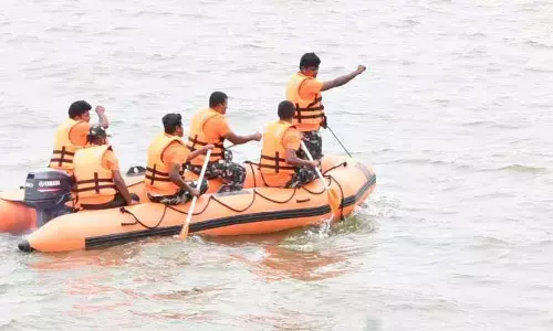 Heavy Rains: కృష్ణా నదిలో ఇద్దరు మత్స్యకారులు గల్లంతు