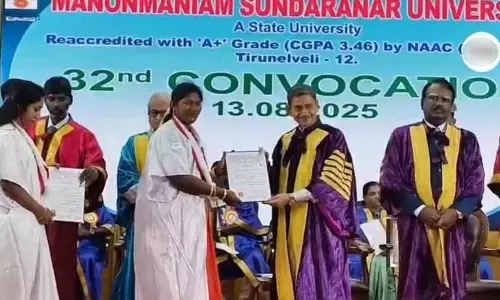 గవర్నర్ ను ఘోరంగా అవమానించిన విద్యార్థిని