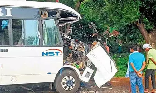టూరిస్ట్‌ బస్సు బోల్తా.. ప్రయాణికులకు గాయాలు